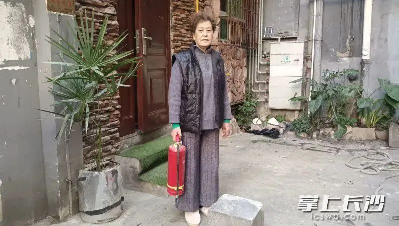 81歲奶奶教科書(shū)式滅火超硬核！