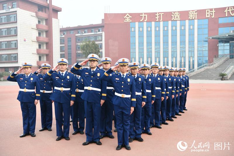 [人民網(wǎng)] 圖片故事：這群“火焰藍(lán)”用行動(dòng)詮釋責(zé)任與擔(dān)當(dāng)