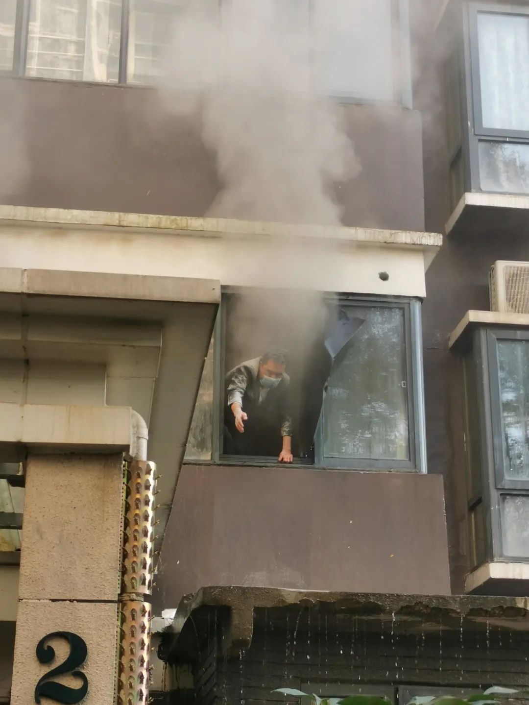 臉熏黑了，手劃破了，他卻笑了……