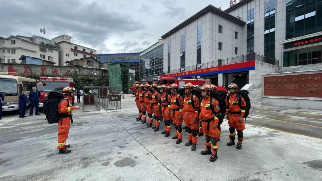 【人民日?qǐng)?bào)】余震不斷，救援力量緊急集結(jié)趕赴震區(qū)