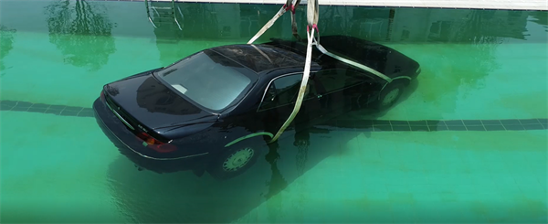 車輛涉水遇險如何自救？南寧消防真人水下實(shí)驗(yàn)教你正確操作