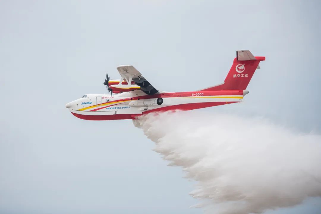 【新華社】“鯤龍”AG600M飛機完成12噸投汲水試驗