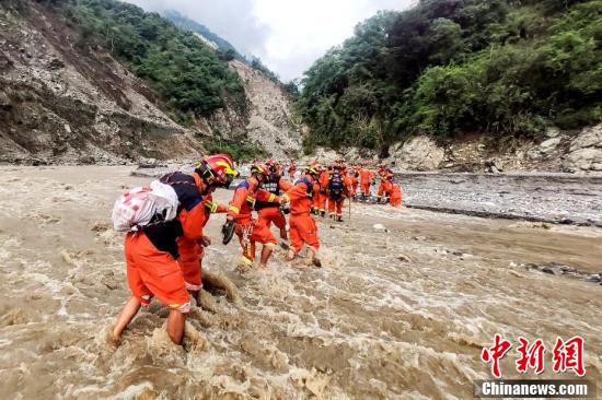 【中新網(wǎng)】四川瀘定6.8級地震：震區(qū)群眾轉移和救援瞬間