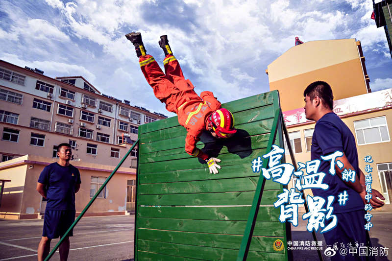 看！那是高溫下的背影