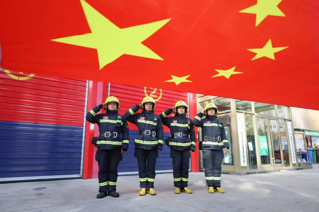 內(nèi)蒙古：【我與國旗合個影】熱烈慶祝中華人民共和國成立72周年！