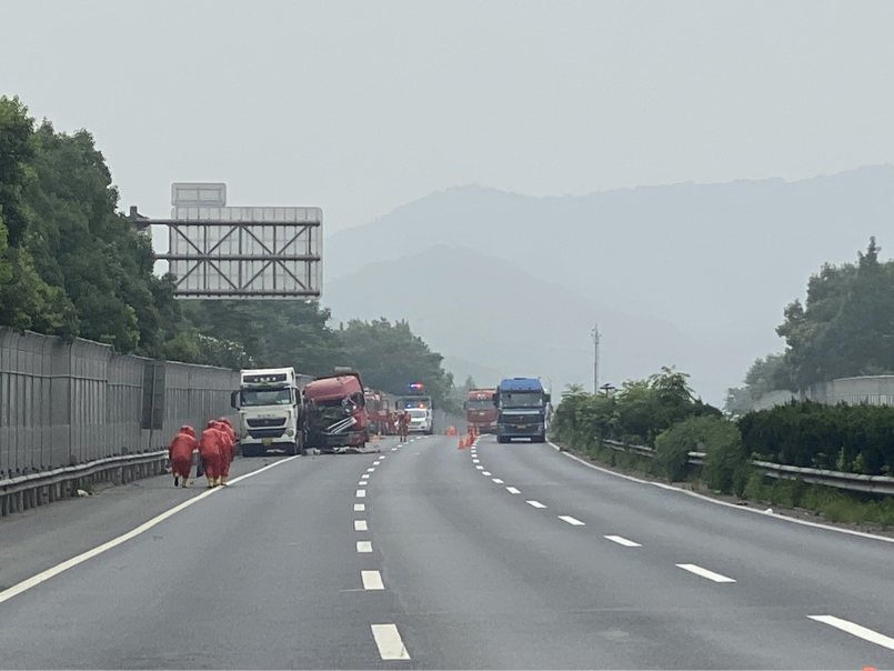 35℃高溫天，消防員脫下防化服能倒出水來(lái)！