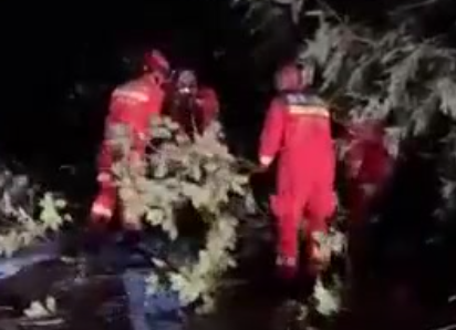 【共同關(guān)注】浙江余姚：風(fēng)大雨急人員被困 消防連夜救援搶險(xiǎn)