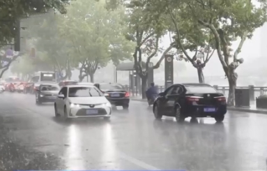 雨天行車事故多發(fā) 路遇積水如何安全通過？