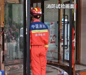 旋轉(zhuǎn)門5厘米縫隙成兒童陷阱 消防員實測自動感應(yīng)盲區(qū)