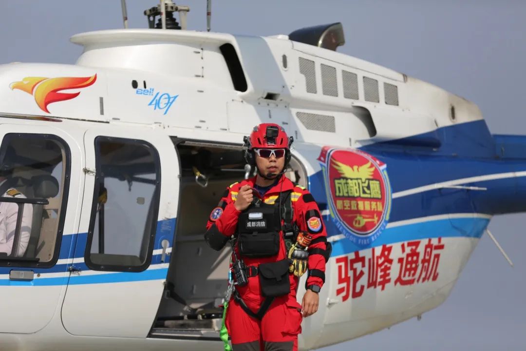中國消防忠誠衛(wèi)士｜胡楊：萬米高空之上，用“鷹眼”搜尋被困者