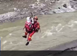 【共同關注】湖南張家界降雨致河道水位上漲 露營人員被困