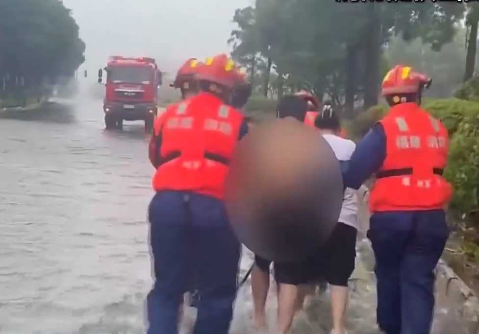 【新聞直播間】“杜蘇芮”登陸強風暴雨致道路被淹 消防緊急處置