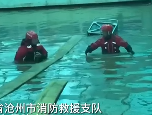 【新華社】河北涿州救援一線：消防員奮力為群眾排憂解難