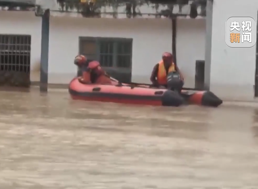 【新聞直播間】廣西凌云暴雨致多個(gè)鄉(xiāng)鎮(zhèn)積水 消防及時(shí)轉(zhuǎn)移群眾
