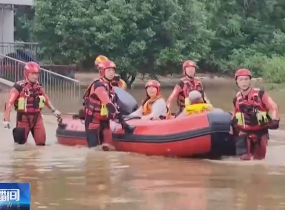 【新聞直播間】廣東清遠強降雨致多處積水 消防安全轉(zhuǎn)移被困人員