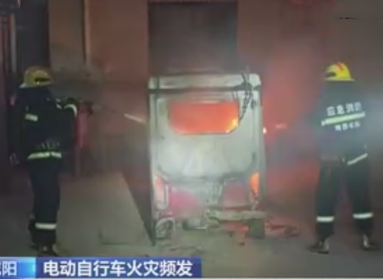 【新聞直播間】私拉電線充電引發(fā)線路故障 電動(dòng)車(chē)起火