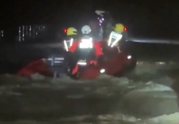 【新聞直播間】海南屯昌道路積水阻礙病人就醫(yī) 消防幫忙轉(zhuǎn)運(yùn)