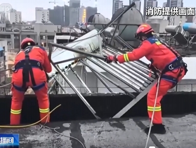 【新聞直播間】強風(fēng)天氣事故頻發(fā) 消防緊急排險