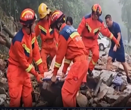 【共同關注】重慶暴雨致山體垮塌居民被困 消防緊急救援