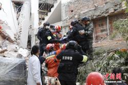 【中新網(wǎng)】四川瀘定6.8級地震：消防救援力量進村入戶排查和轉移群眾