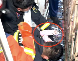 窗外傳來喊叫聲！4歲女童懸空卡頭……