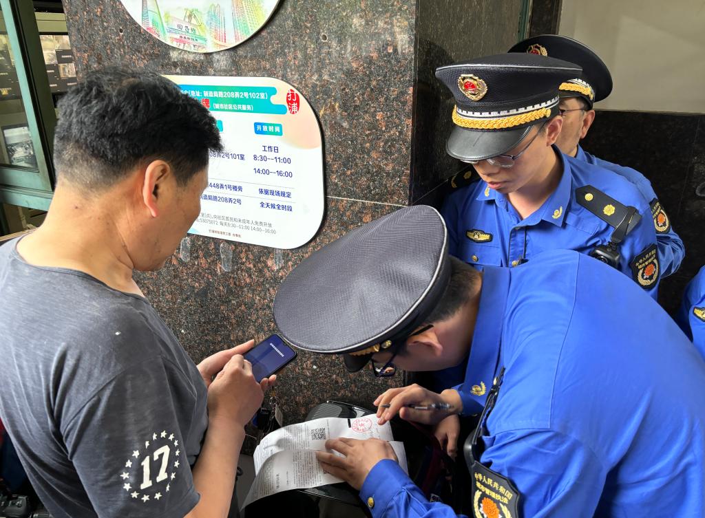 【新華社】新規(guī)實施，上海對個人為電動自行車違規(guī)充電開罰單