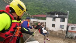 【中國之聲】翻山搭橋！救援人員轉(zhuǎn)移四川平武暴雨受困群眾