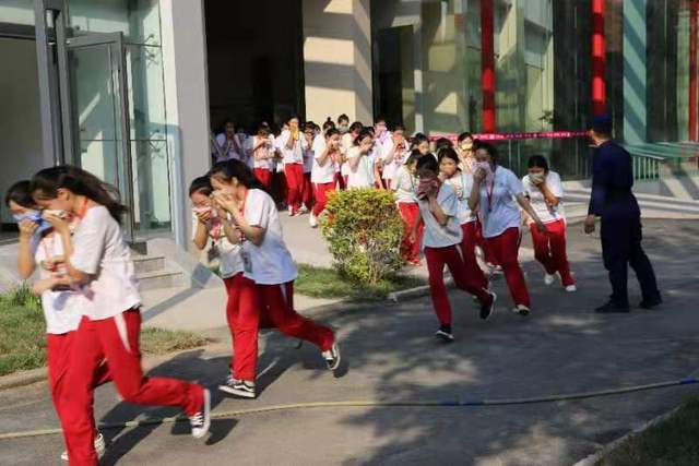 遭遇火災(zāi)，如何及時逃離險境？保定消防進(jìn)校園，教火災(zāi)你如何逃生自救